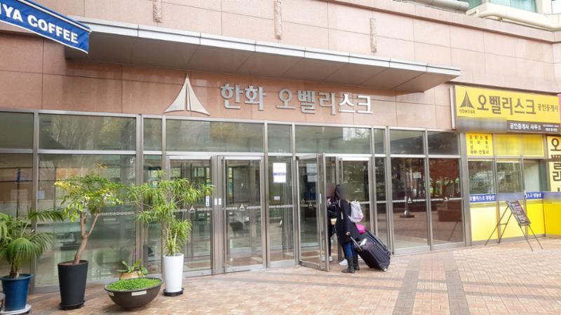 고급스러운 디자인의 공용현관 입구에요