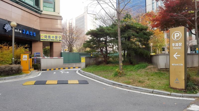 지하로 내려가는 주차장 출입구에요