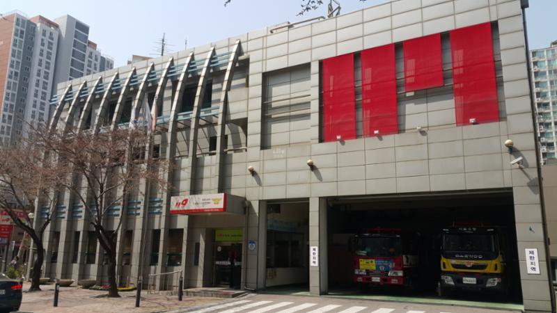 단지 주변에 소방서가 가까이에 위치해 있어 화재발생 시 좀 더 안전하고 빠른 대처가 가능하기 때문에 큰 사고를 줄일 수 있습니다