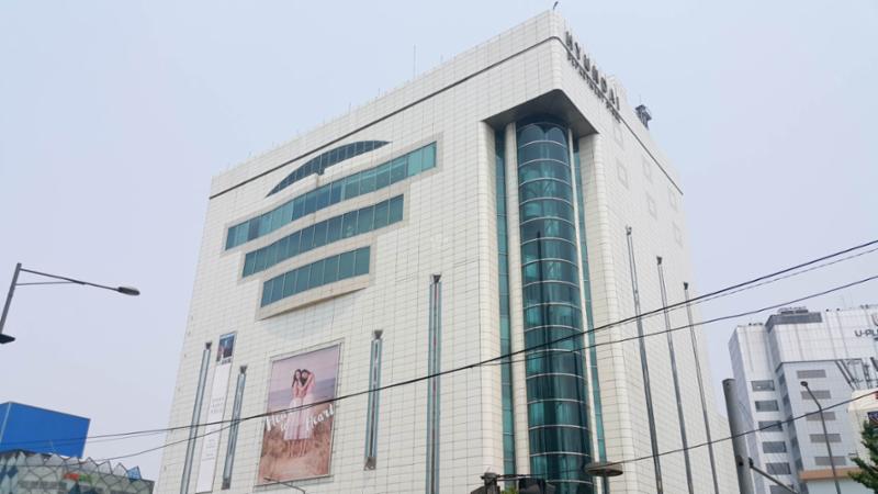 단지 주변에 위치한  현대백화점[신촌점]입니다