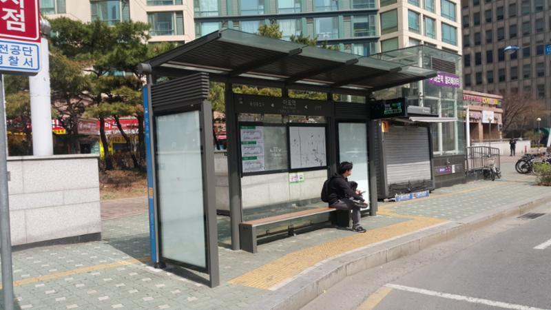 단지 인근에 있는 버스정류장입니다