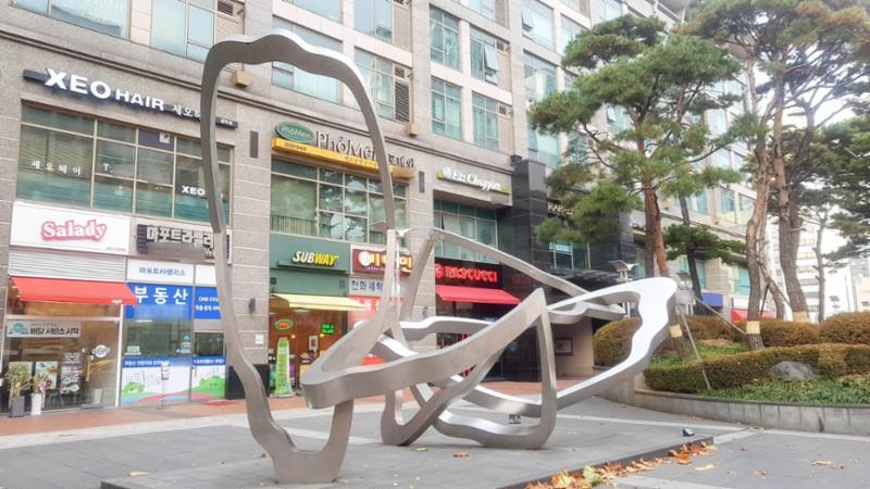 단지 곳곳에 잘 관리된 화단과 다양한 조형물이 갖춰져 있어 보는 재미가 있는 단지 전경이에요