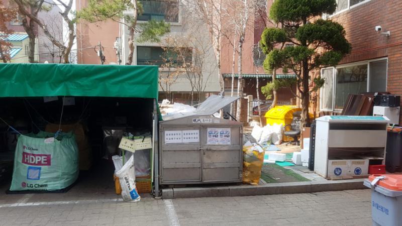 단지 내 분리수거함이에요