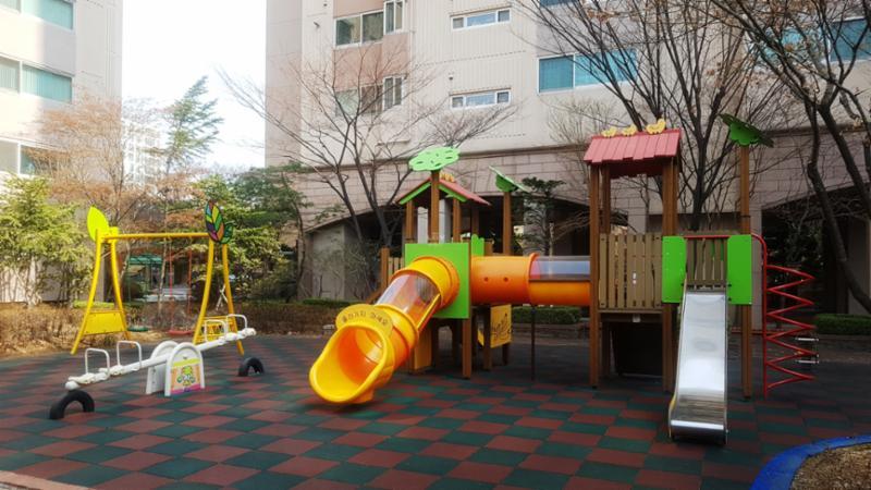 단지 내에 위치한 어린이놀이터 모습이에요