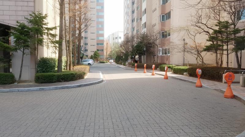 단지를 관통하여 이어져 있는 단지 내 도로에요