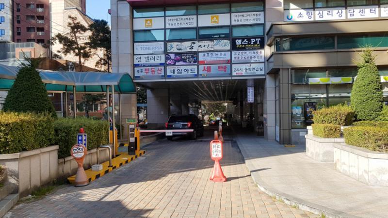 단지 내 주차장 출입구이에요