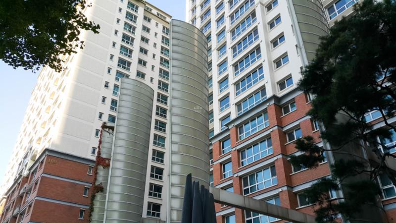 동양파라곤은 우수한 교통환경을 자랑하며 풍부한 생활인프라와 안양천을 비롯한 쾌적한 주변 환경을 갖추고 있어 입주민의 만족도가 높습니다