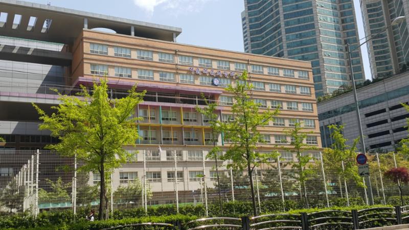 도보로 통학 가능한 위치에 있는 목운초등학교 입니다