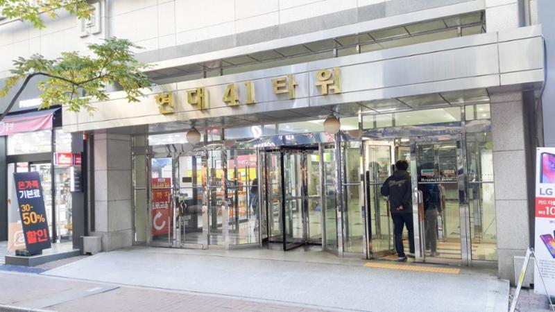 타워 안 쪽에 있는 현관 입니다