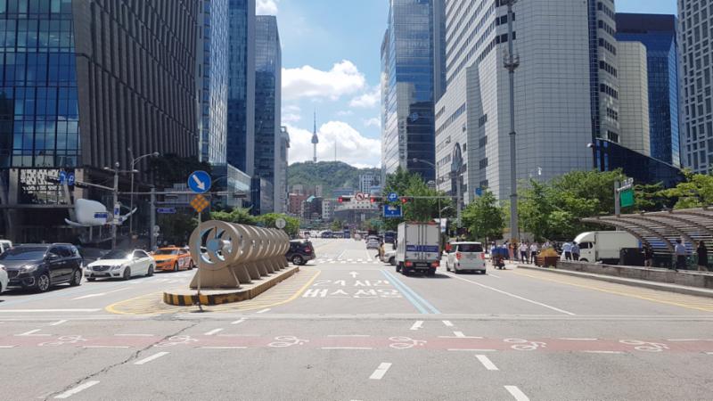 단지 주변에 위치한 삼일대로입니다