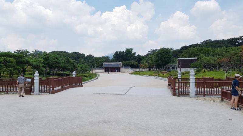 단지 주변에 위치한 종묘광장공원입니다
