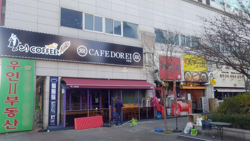 단지 내 상가가 배치되어 있고 다양한 업종의 상가들이 입점해  입주민들이 멀리 가지 않아도 편리하게 이용할 수 있도록 신경 쓴 모습이에요