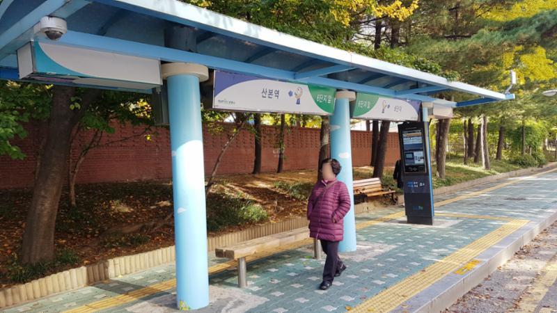 단지 주변에 위치한 버스정류장입니다