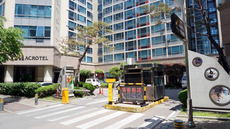 대림아크로텔단지 정문입니다