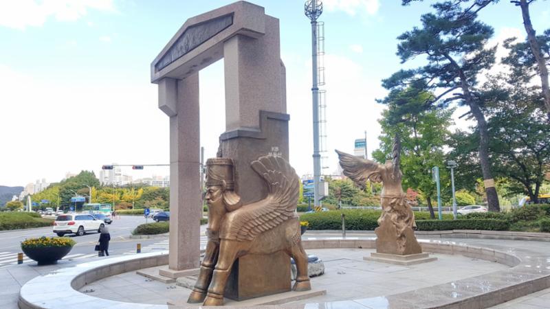 단지만의 특별한 조경을 선사하는 단지 조형물이에요