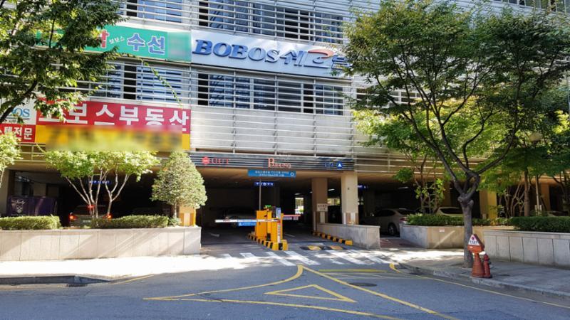 오피스텔 단지 내 지하주차장 입구에요