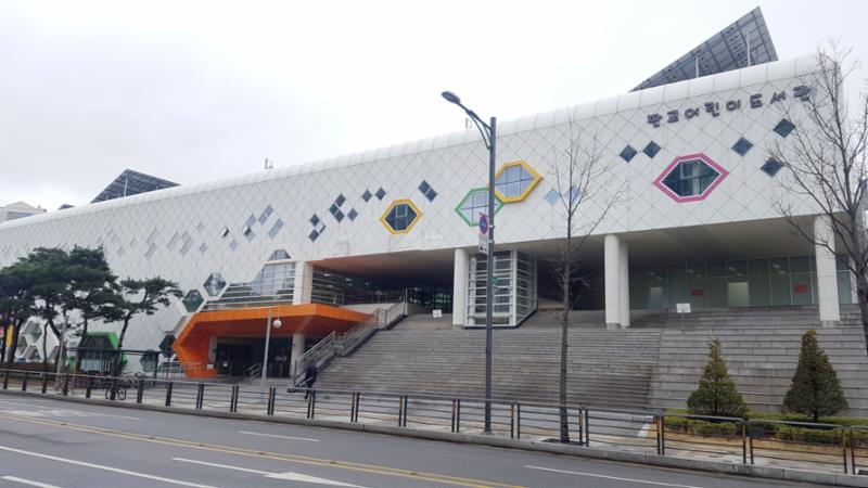 열람실 운영시간은 09:00 ~ 18:00/20:00 까지이며, 정기휴관일은 둘째,넷째 월요일,신정,설날·추석 연휴 입니다