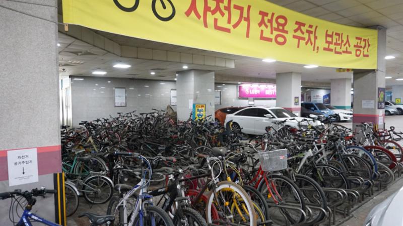눈이나 비를 맞지 않도록 보관할 수 있는 자전거 보관소가 마련되어 있어 자전거를 질서있게 보관할 수 있어요