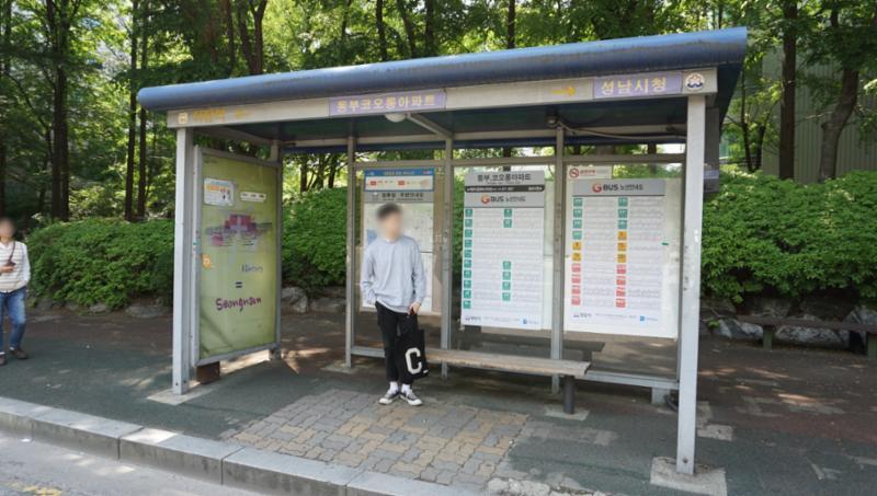 단지 앞에 버스정류장이 위치하고 있어, 이용이 편리하고 다수의 노선이 존재해 출퇴근시 이용이 매우 용이합니다