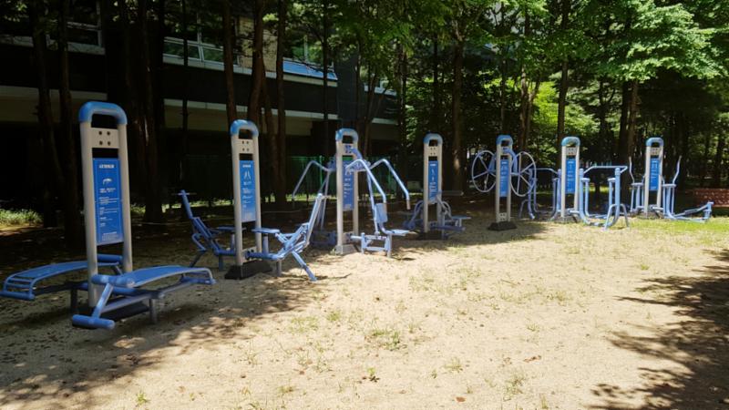체력 단련이 가능한 다양한 운동기구가 설치된 단지 내 체육시설이에요