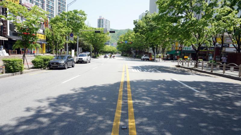 단지 인근에 위치한 왕복 4차선의 도로입니다