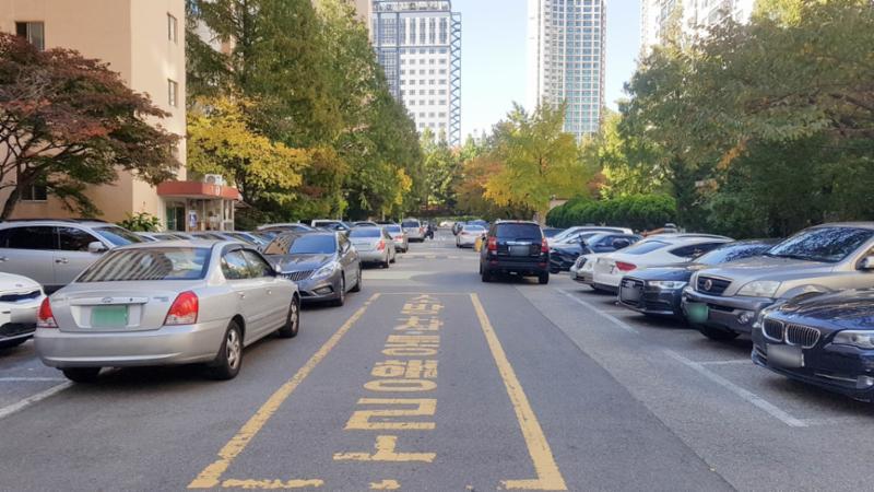 지상주차장과 인접한 단지 내 도로에요