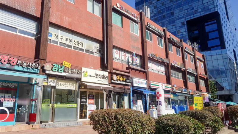 단지 내 상가가 배치되어 있고 다양한 업종의 상가들이 입점해 입주민들이 멀리 가지 않아도 편리하게 이용할 수 있도록 신경 쓴 모습이에요