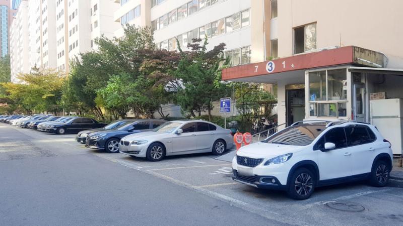 현관과 바로 연결되는 지상주차장이에요
