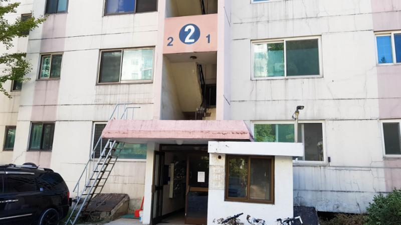 신동아1차아파트 2동의 1층 공용현관 입구 모습이에요