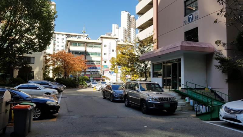 신동아1차아파트 단지 내 지상주차장이에요