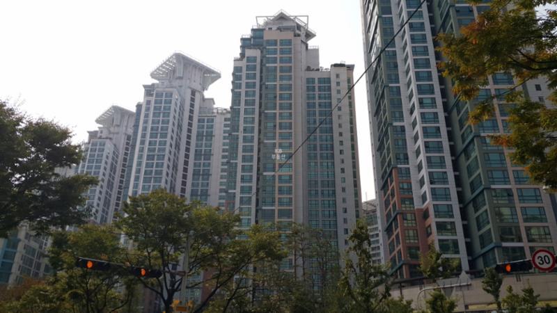 단지 주변으로는 지하철 7호선 신중동역이 인접해 있어 서울 및 도심지로의 이동이 편리한 교통환경을 갖추었어요