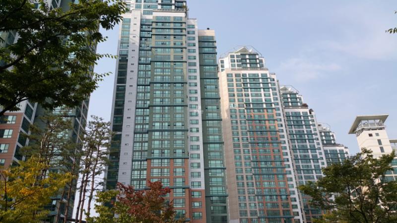 단지 내 주민들이 쉴 수 있는 공간인 쉼터공간과 조경시설이 갖추어져 있어 쾌적한 주거환경을 누릴 수 있어요