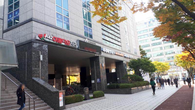 다양한 점포가 입점해 있는 평촌아크로타워단지 내 상가에요