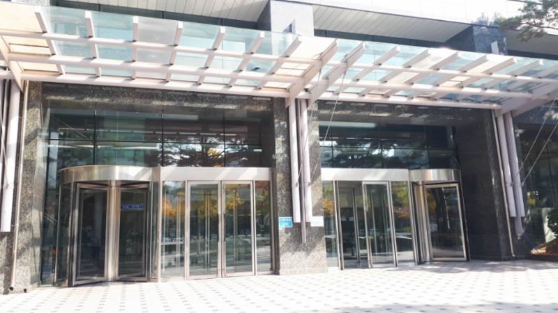 평촌아크로타워 단지현관이에요