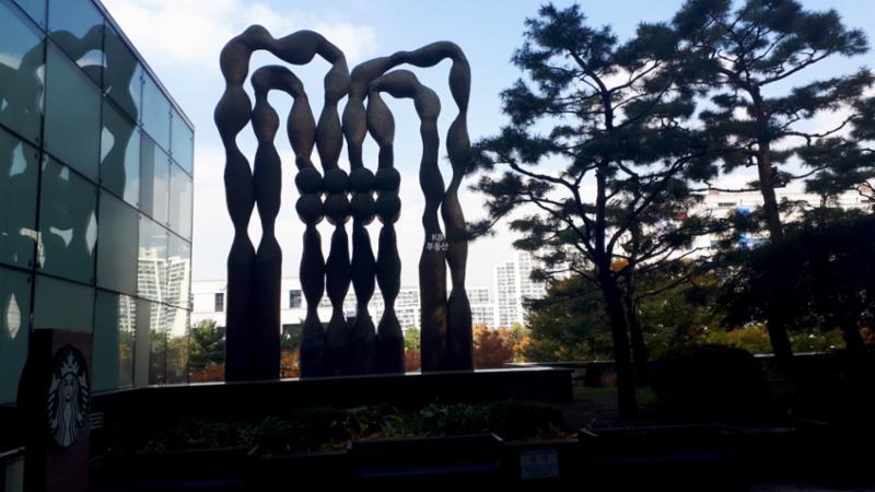 단지 내 설치되어 있는 조형물이에요