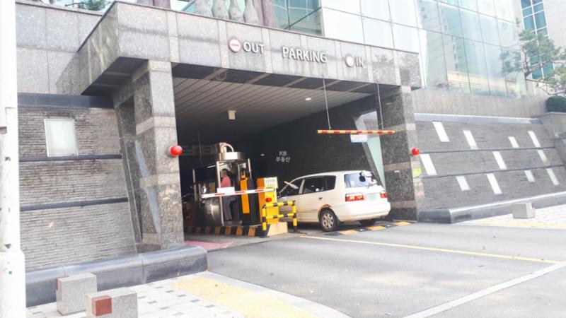 평촌아크로타워 주차장 출입구 모습이에요