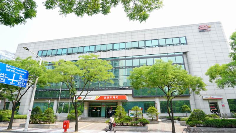단지 인근에 안양우체국이 도보거리에 위치해 있어 편하게 이용이 가능하며, 주변에 다양한 공공시설이 밀집되어 있어 이용하기 매우 편리합니다