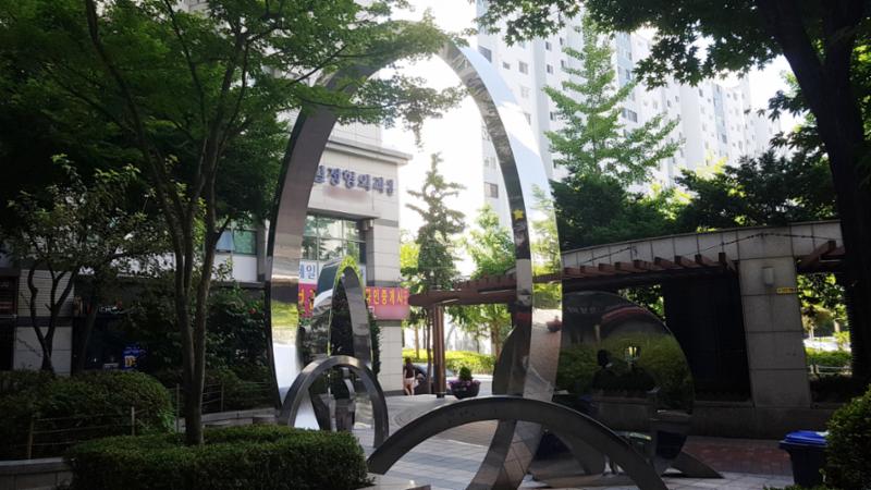 단지 곳곳에 잘 관리된 화단과 다양한 조형물이 갖춰져 있어 보는 재미가 있는 단지 전경이에요