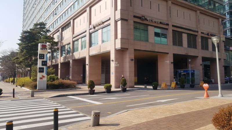 정문 출입구 주변의 모습이에요