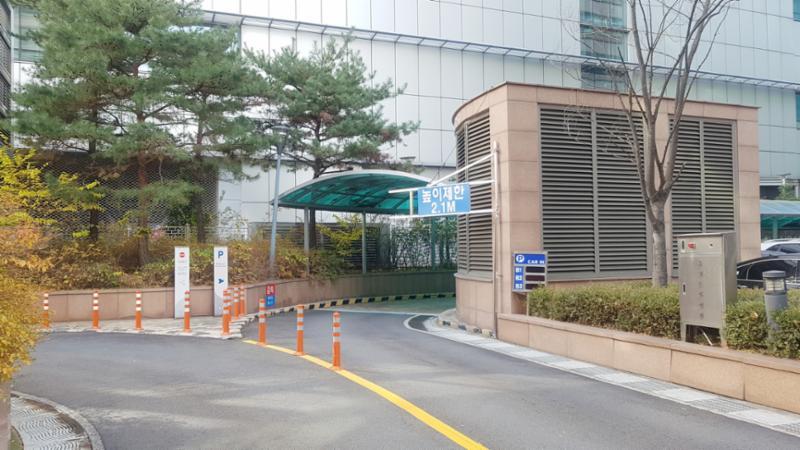 SK엠시티 단지 지하 주차장 입구에요
