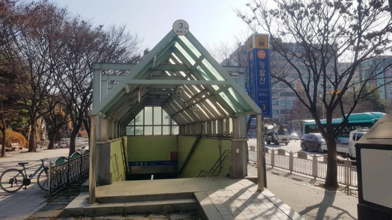 단지 인근에 위치한 장발산역입니다