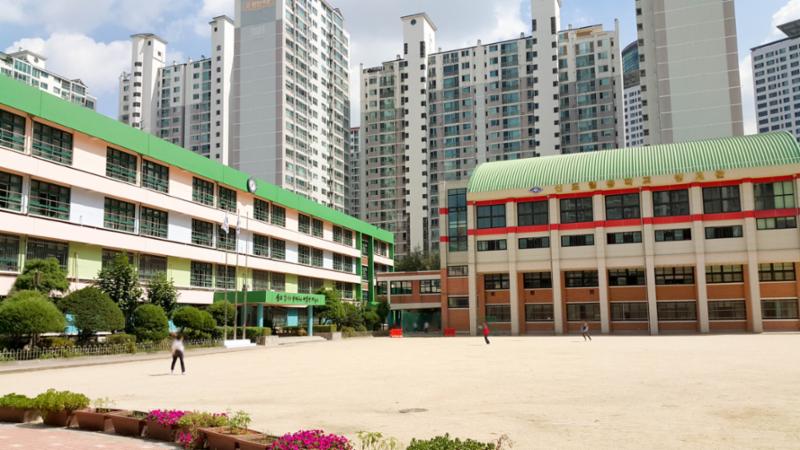 단지 인근에 위치한 신도림중학교 입니다