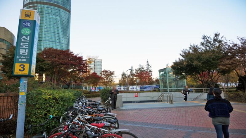 지하철 1호선, 2호선 신도림역을 도보로 지하철을 이용할 수 있어 출퇴근시간이 편리합니다