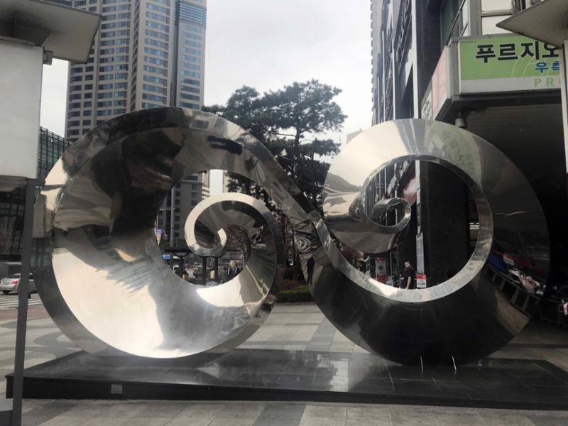 멋스러운 조경시설과 조화롭게 꾸며진 주민쉼터 공간이에요