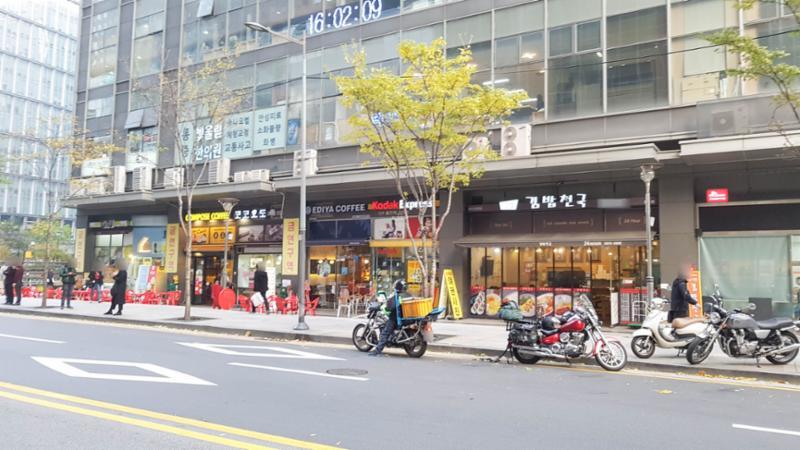 단지 주변에 상가가 배치되어 있고 다양한 업종의 상가들이 입점해 입주민들이 멀리 가지 않아도 편리하게 이용할 수 있도록 신경 쓴 모습이에요