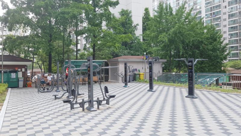 체력 단련이 가능한 다양한 운동기구가 설치된 단지 내 체육시설이에요