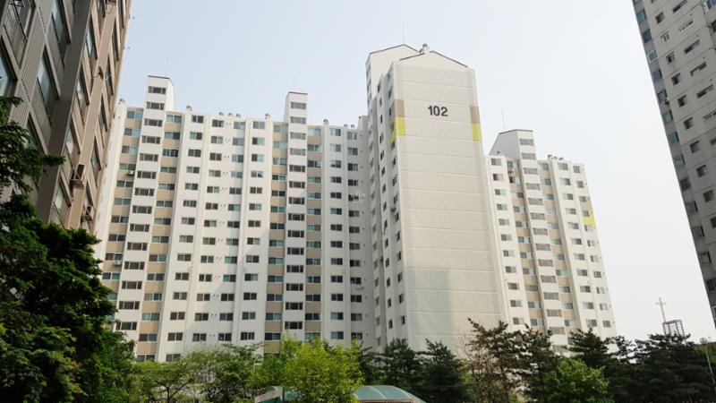 1998년에 입주한 단지여서 다소 세월의 흔적은 보이지만 페인트로 재마감해 깔끔한 외관을 자랑해요