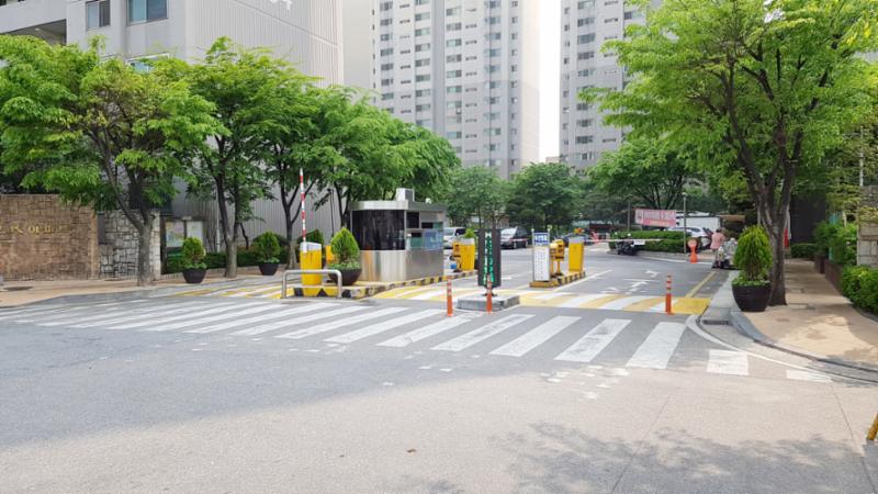 마장현대아파트 정문이에요