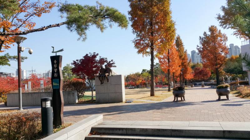 단지 주변에 위치한 용두공원입니다