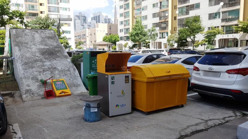 주민들의 이동 경로를 배려해 주차장 외진곳에 마련된 분리수거장이에요